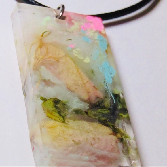 Rose petal resin pendant large bar with hole - Picture 16 of 16